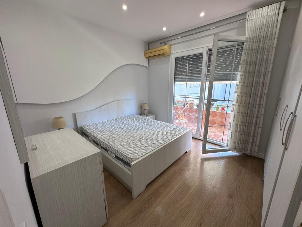 Shtepi me qera 2+1 Prane hotel Radison, Liqeni i Thate