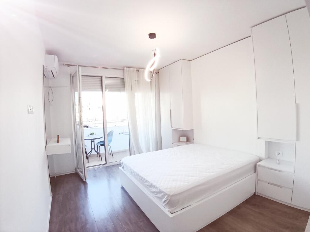 Apartament 1+1 për qira pranë Optika Roma, Pazari ri.