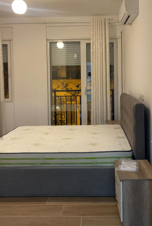 Jepet apartament 1+1+garazhd ne qender tek Selvia.