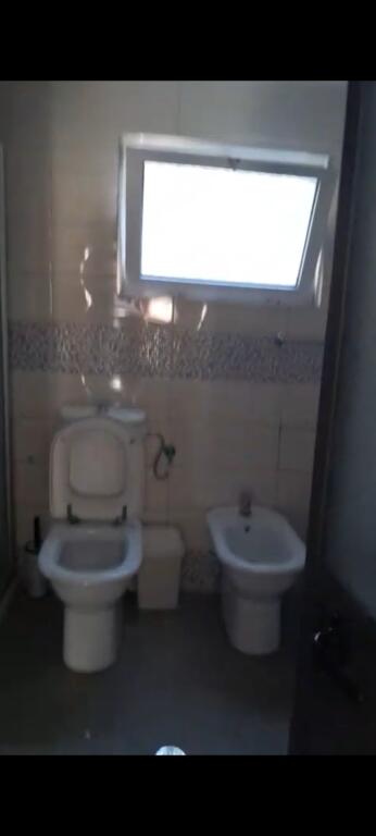 Jepet me qera apartamet 1+1 ne fillim te Komunes se Parisit, rruga Muhamet Gjollesha.