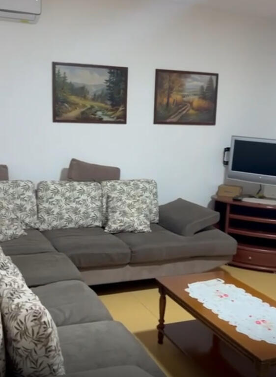 Pranë Spitalit 5, jepet me qer apartament 1+1!