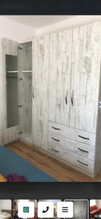 Un monolocale è in affitto in una villa a 4 piani situata al primo piano. È in ottime condizioni, appena realizzato da zero, tutto è nuovo.