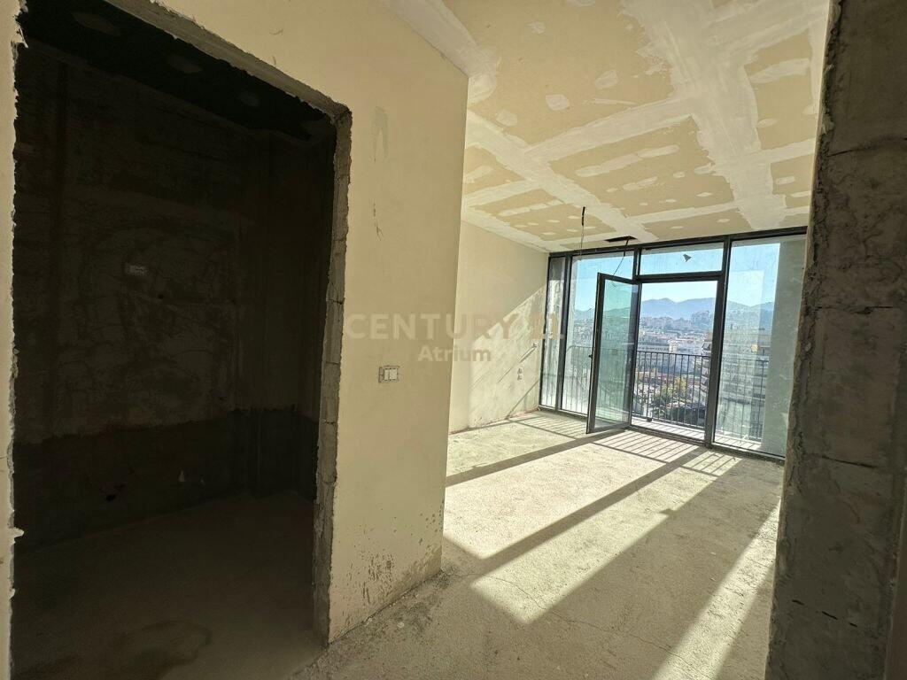 SHESIM APARTAMENT 3+1+2 + 2 POSTE PARKIMI TEK LIQENI TIRANES!