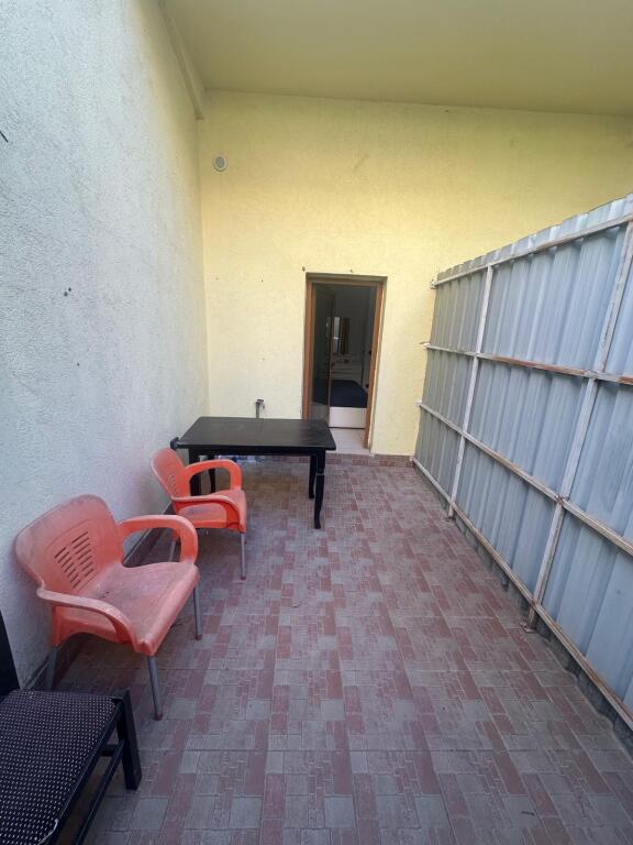 Jepet me qera Apartamenti 1+1, Selvia, pranë vilës Gold