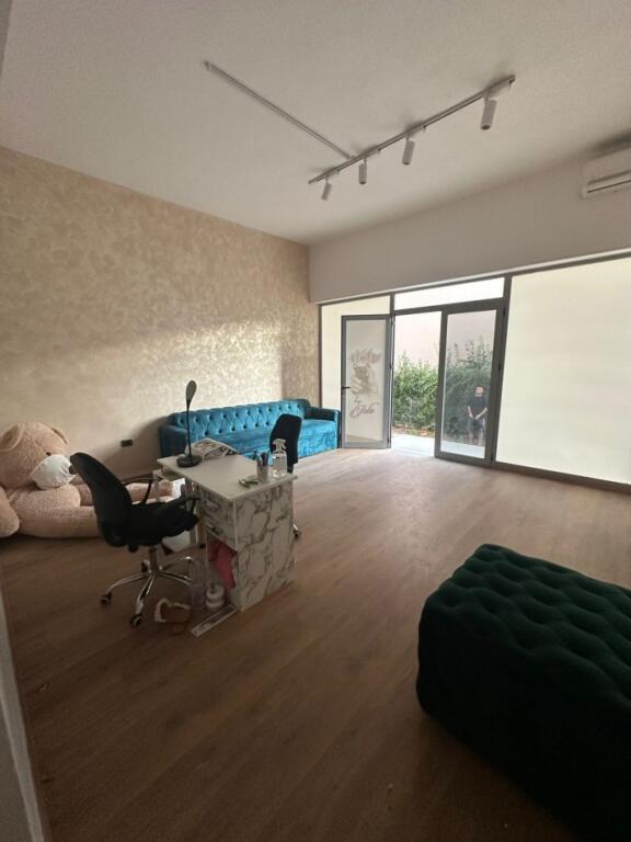 Spazio Commerciale in Affitto in Via Foto Xhavella, Astir, Tirana