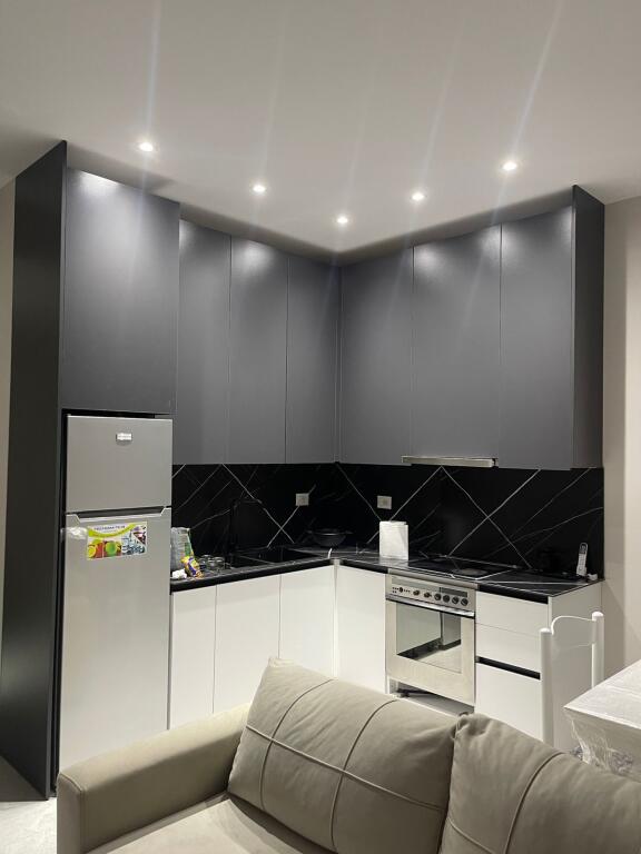 🏢Rruga Siri Kodra, pranë Karburant Gega Oil, jepet me qera apartament 2+1, i sapo mobiluar 500 Euro