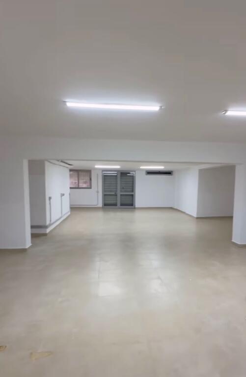 MAGAZINE ME QERA 300M2 YZBERISHT 1.300 EURO