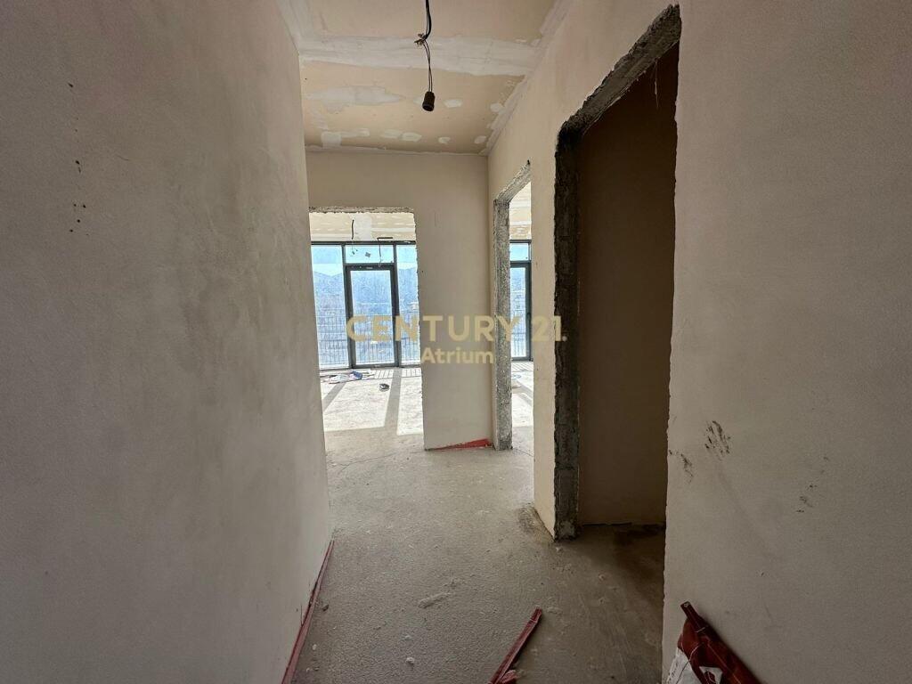 SHESIM APARTAMENT 3+1+2 + 2 POSTE PARKIMI TEK LIQENI TIRANES!