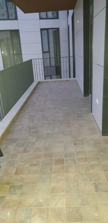 Jepet apartament 2+1+2 perballe Amerikan 3, rr Konferenca e Pezës, pjeserisht i mobiluar.