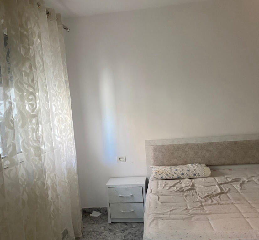 Një apartament 1+1 jepet me qera tek QSUT.