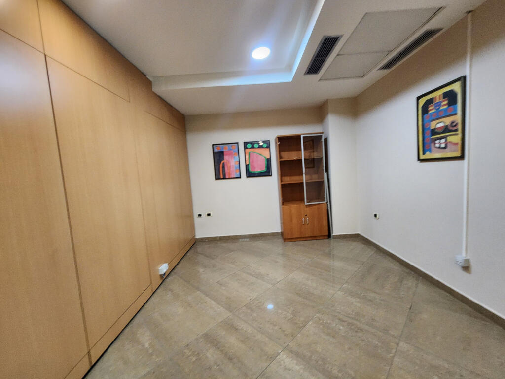 Zyre me qera tek Bulevardi Deshmoret e Kombit (ID BZ2639) Tirane