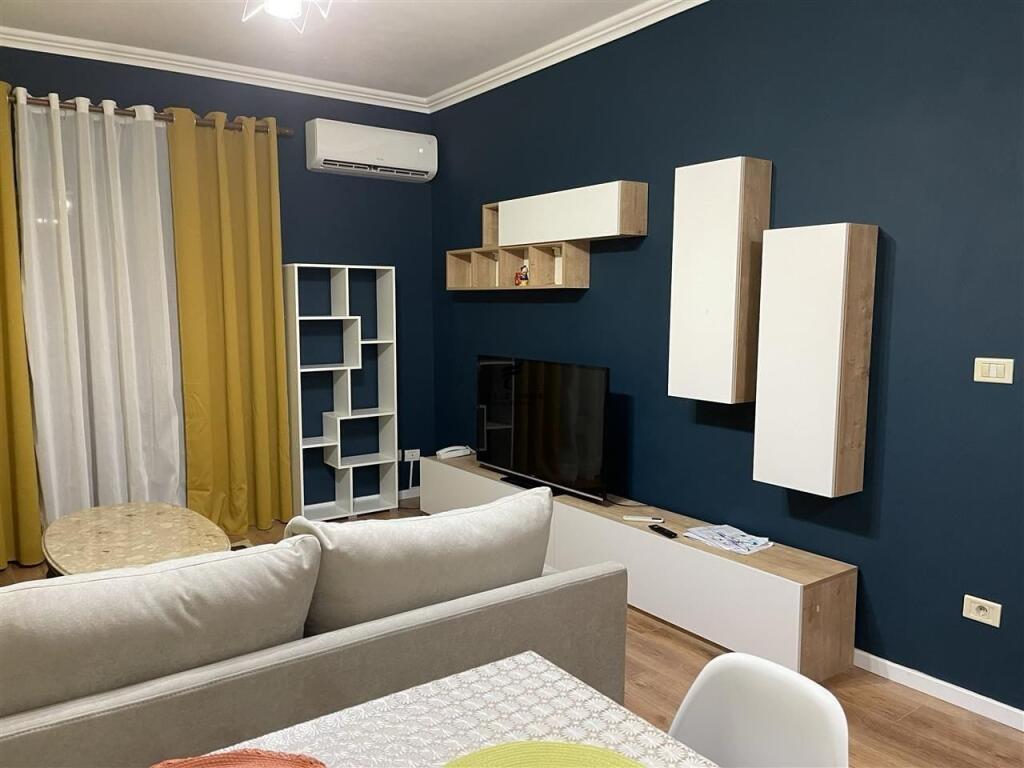 APARTAMENT ME QERA 2+1 STACIONI TRENIT 60.000 LEKE
