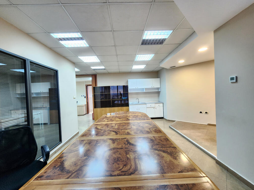 Zyre me qera tek Bulevardi Deshmoret e Kombit (ID BZ2639) Tirane