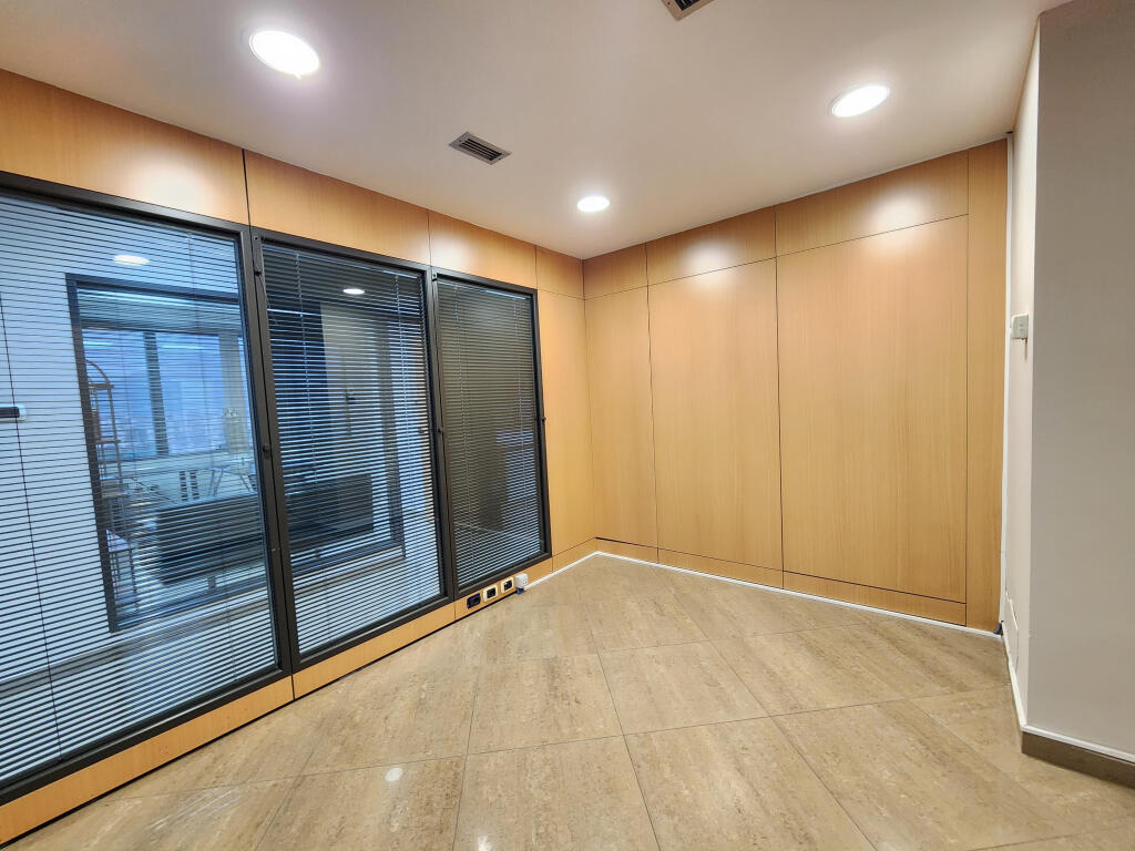 Zyre me qera tek Bulevardi Deshmoret e Kombit (ID BZ2639) Tirane