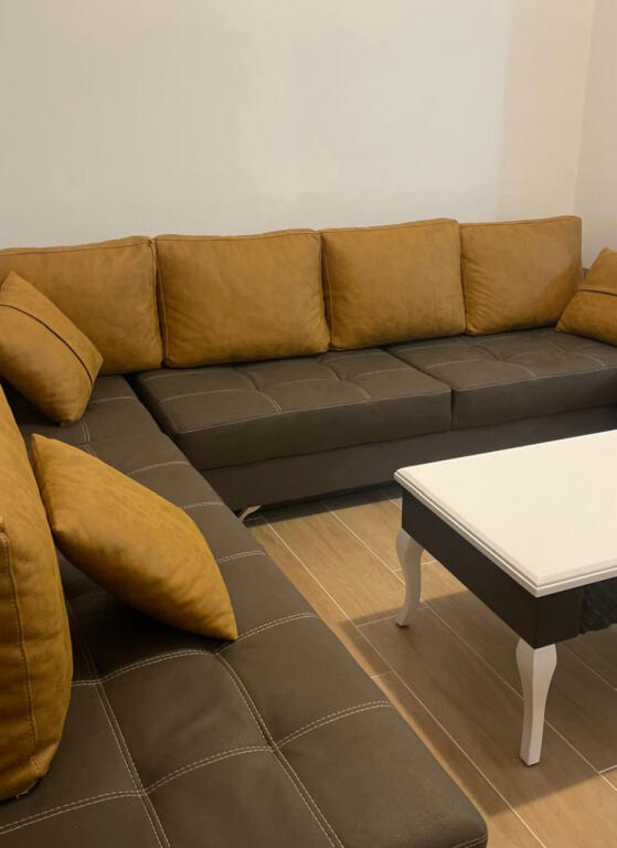 Jepet apartament 1+1+garazhd ne qender tek Selvia.