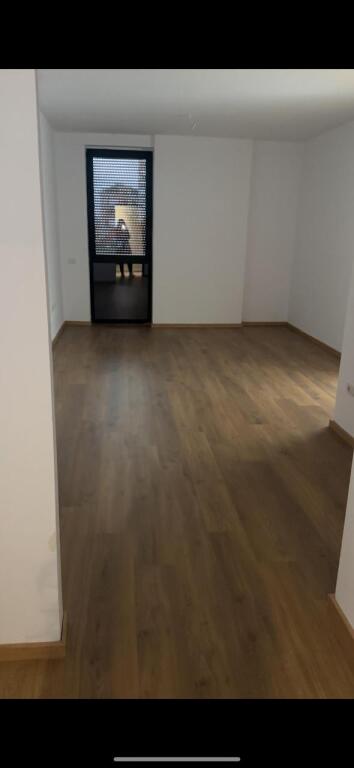 Pak minuta larg Shkollës së Kuqe, jepet me qera për zyra, apartament 1+1, bosh.