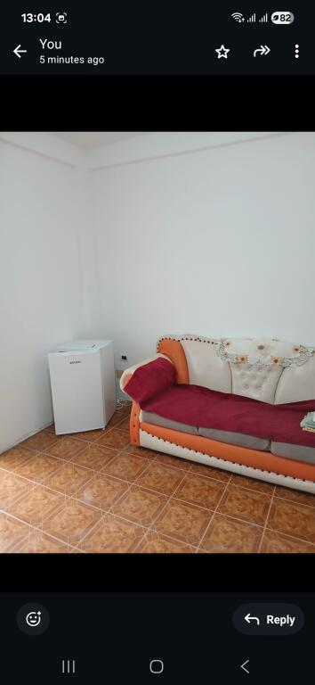 Un monolocale è in affitto in una villa a 4 piani situata al primo piano. È in ottime condizioni, appena realizzato da zero, tutto è nuovo.