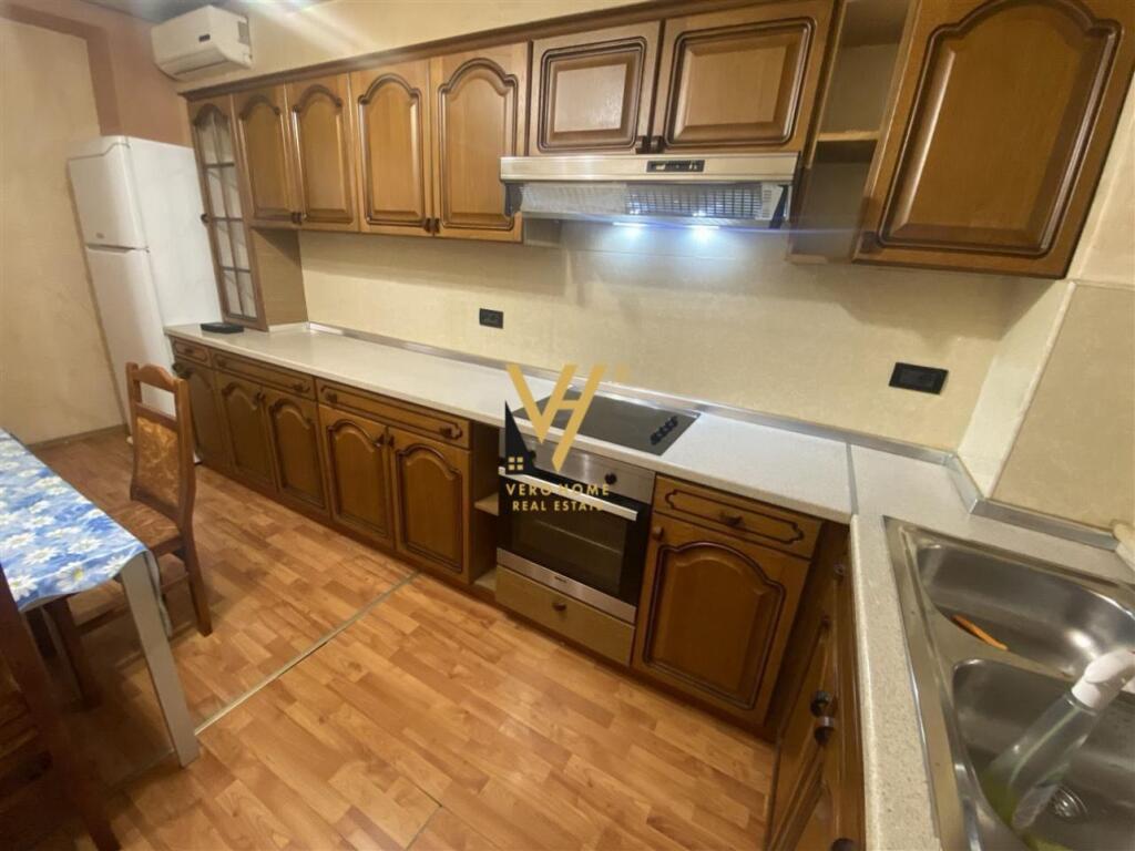 APARTAMENT 3+1+BLK ME QERA TE BRRYLI 800 EURO