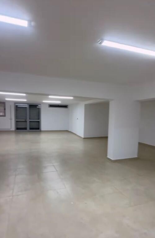 MAGAZINE ME QERA 300M2 YZBERISHT 1.300 EURO