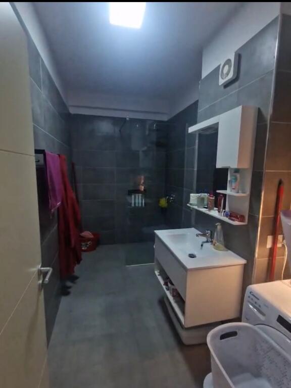 Apartament 1+1 me post parkimi për qira tek Fusha e Aviacionit