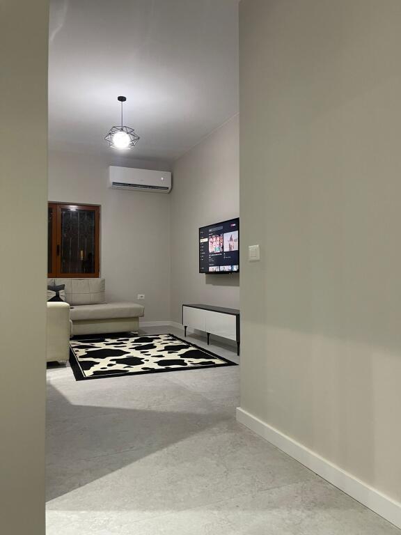 🏢Rruga Siri Kodra, pranë Karburant Gega Oil, jepet me qera apartament 2+1, i sapo mobiluar 500 Euro