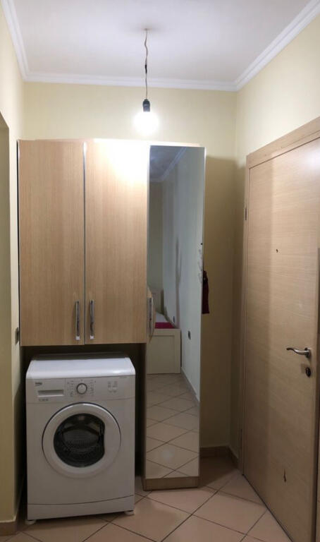 Një apartament 1+1 jepet me qera mbi qendrën Kristal, zona e Selitës.