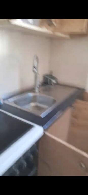 Jepet me qera apartamet 1+1 ne fillim te Komunes se Parisit, rruga Muhamet Gjollesha.