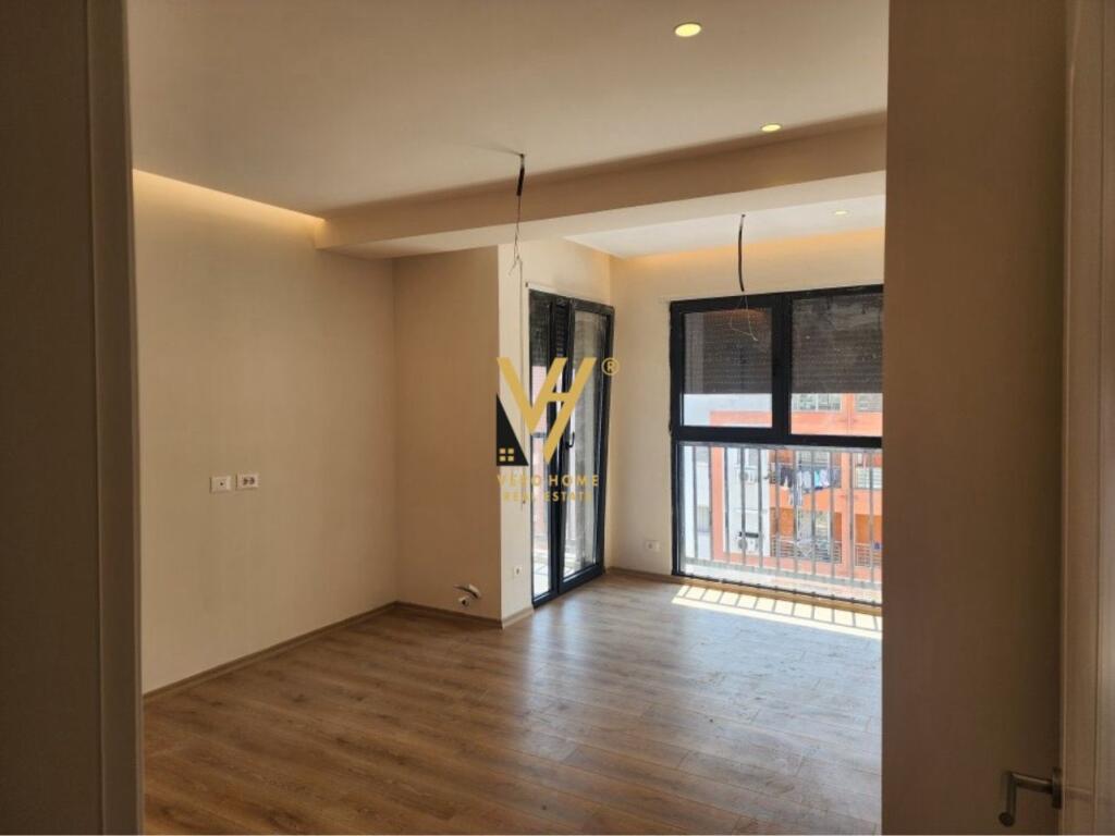 JEPET ME QERA AMBIENT 92 M2 NË BULEVARDIN E RI 500 EURO