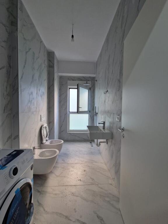 APARTAMENT 2+1 ME QERA PJESERISHT I MOBILUAR (Kompleksi Kaimi, Ali Demi, Tirane) PA KOMISION