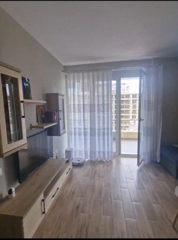 Apartament 1+1 me post parkimi për qira tek Fusha e Aviacionit