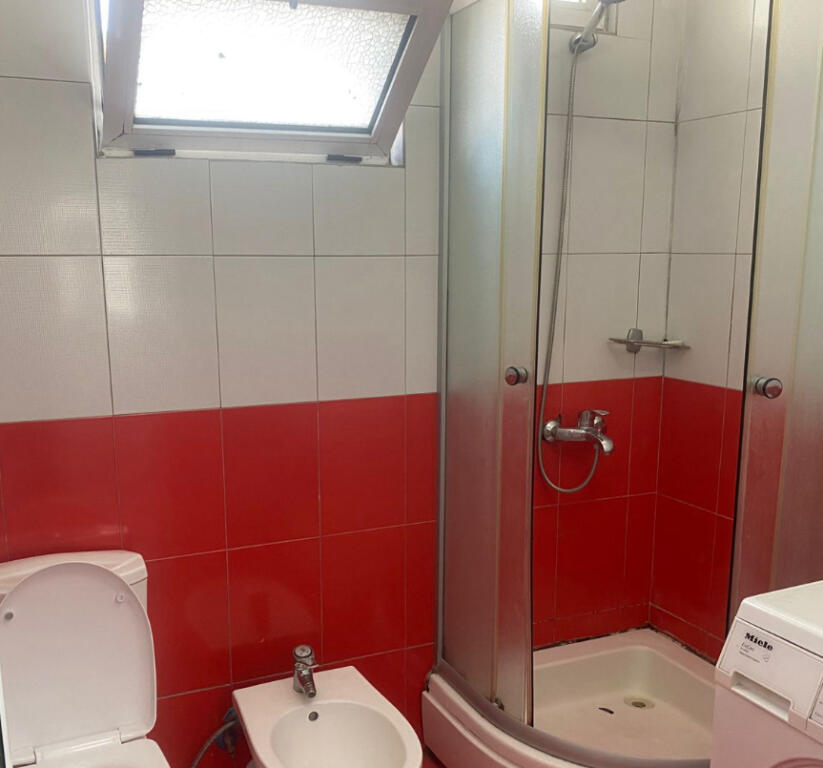 Një apartament 1+1 jepet me qera tek QSUT.