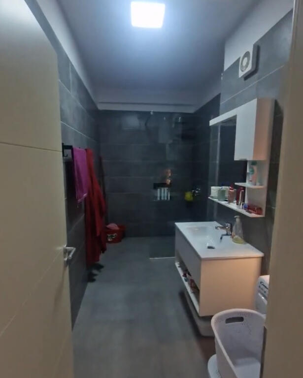 Appartamento 1+1 con parcheggio in affitto a FUSHA E AVIACIONIT 550€