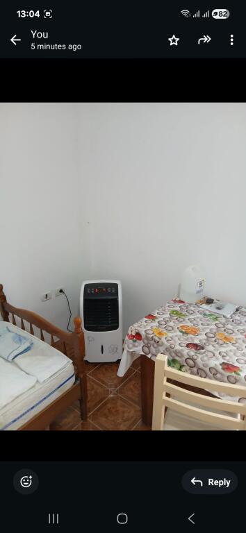 Un monolocale è in affitto in una villa a 4 piani situata al primo piano. È in ottime condizioni, appena realizzato da zero, tutto è nuovo.