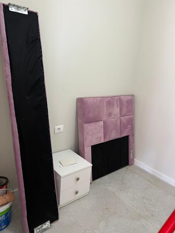 🏢Rruga Siri Kodra, pranë Karburant Gega Oil, jepet me qera apartament 2+1, i sapo mobiluar 500 Euro
