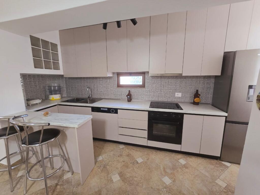 SUPER APARTAMENT ME QERA PRANE STADIUMIT DURRES