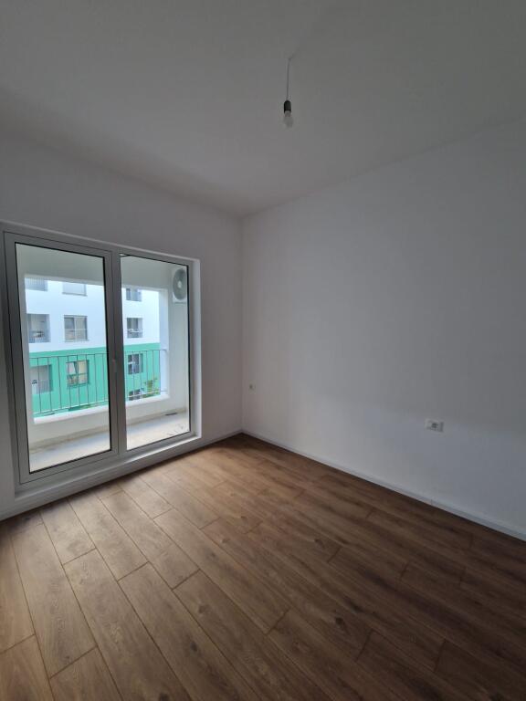 APARTAMENT 2+1 ME QERA PJESERISHT I MOBILUAR (Kompleksi Kaimi, Ali Demi, Tirane) PA KOMISION