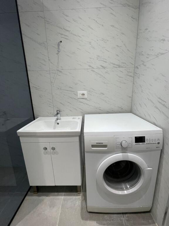 🏢Rruga Siri Kodra, pranë Karburant Gega Oil, jepet me qera apartament 2+1, i sapo mobiluar 500 Euro