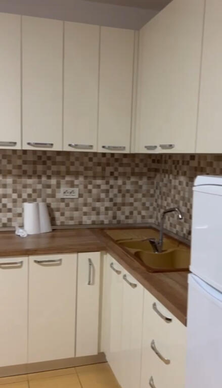 Pranë Spitalit 5, jepet me qer apartament 1+1!