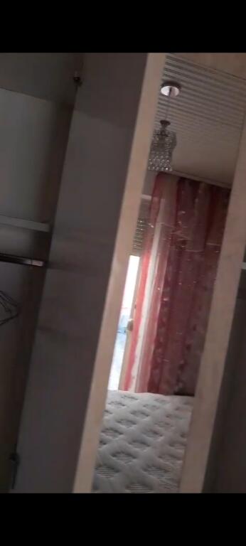 Jepet me qera apartamet 1+1 ne fillim te Komunes se Parisit, rruga Muhamet Gjollesha.