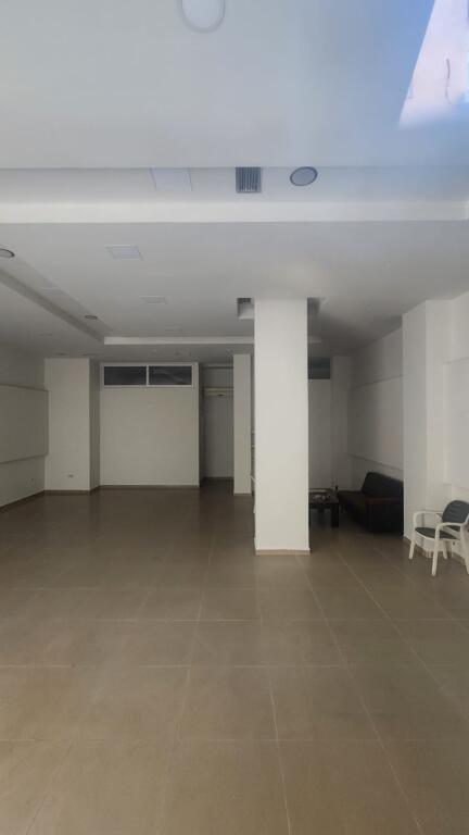 Spazio commerciale in affitto 100 m2 presso Komuna e Parisit