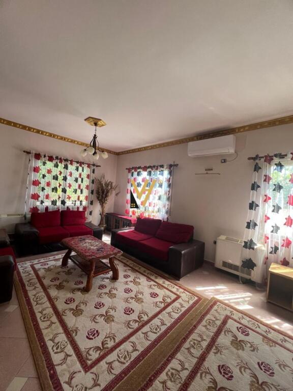 Një vilë 2-katëshe jepet me qera në Selitë për 1,200 euro.