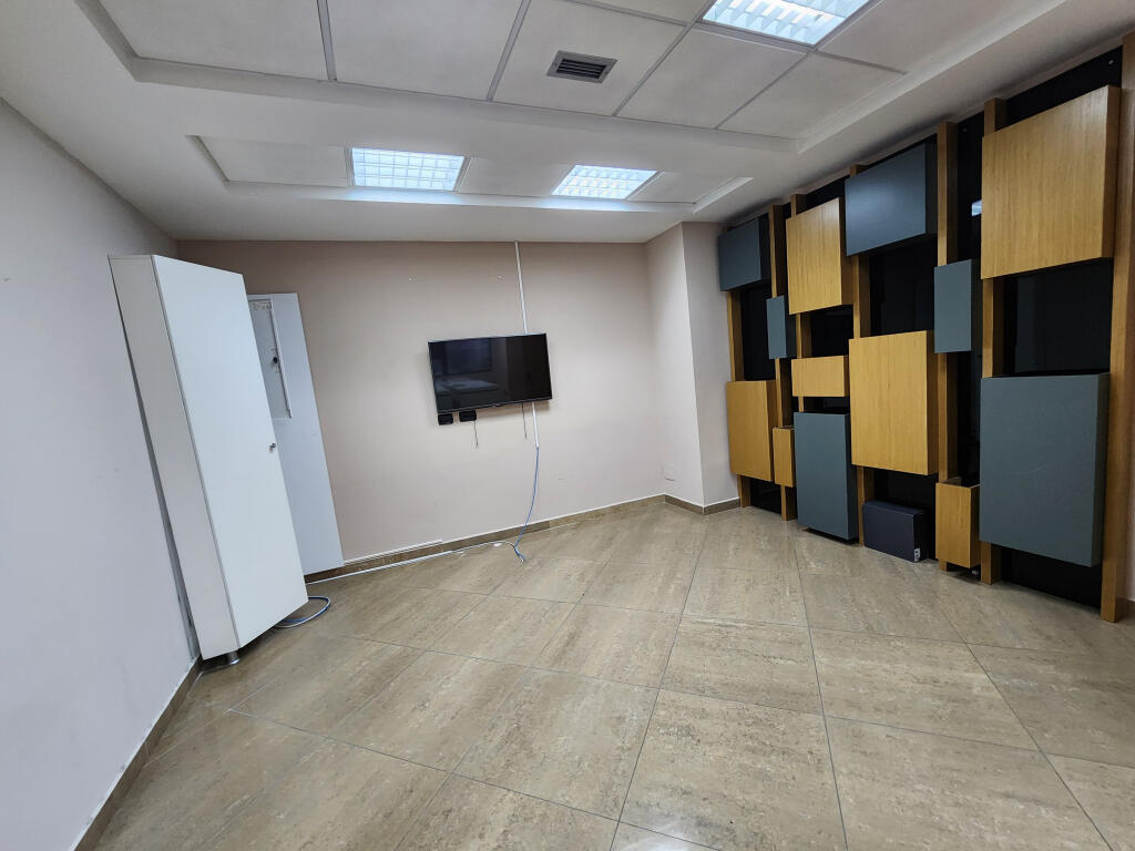 Zyre me qera tek Bulevardi Deshmoret e Kombit (ID BZ2639) Tirane