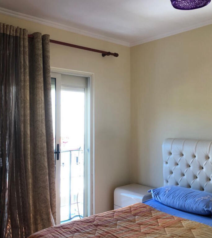 Një apartament 1+1 jepet me qera mbi qendrën Kristal, zona e Selitës.