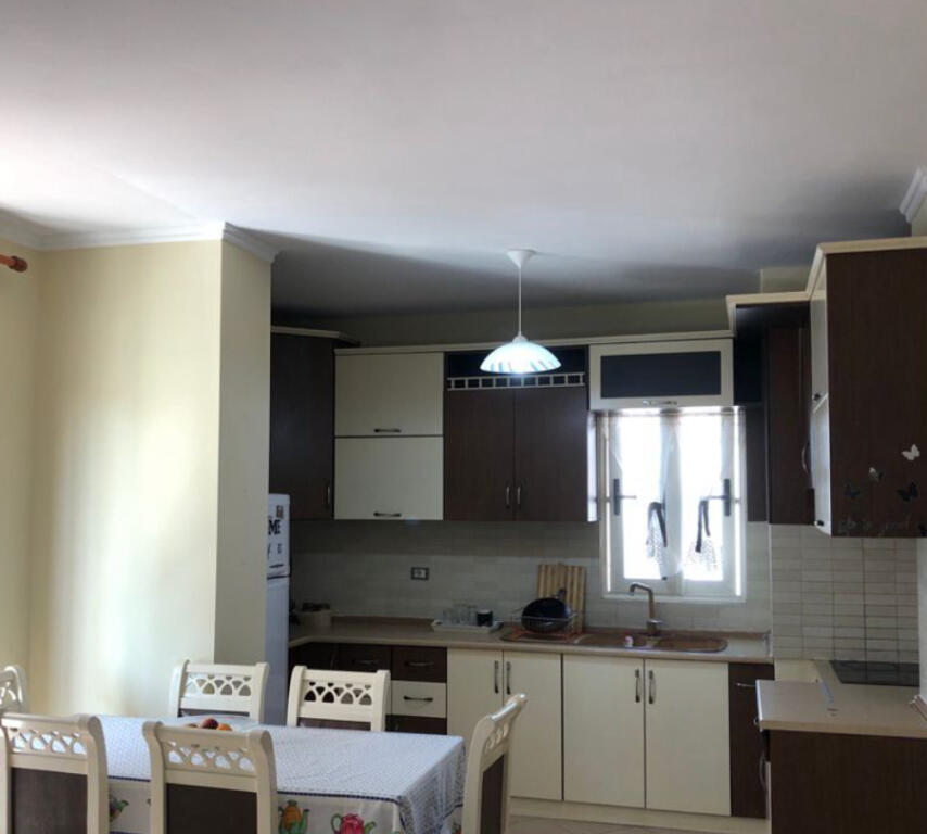 Një apartament 1+1 jepet me qera mbi qendrën Kristal, zona e Selitës.