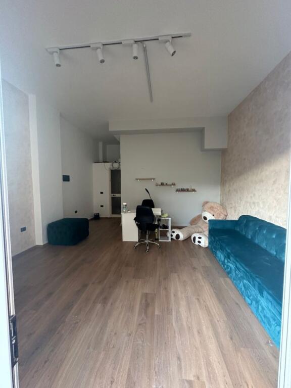 Spazio Commerciale in Affitto in Via Foto Xhavella, Astir, Tirana