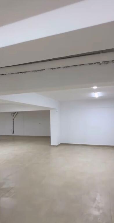 MAGAZINE ME QERA 300M2 YZBERISHT 1.300 EURO