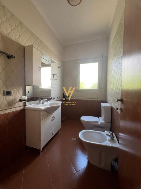 Një vilë 2-katëshe jepet me qera në Selitë për 1,200 euro.