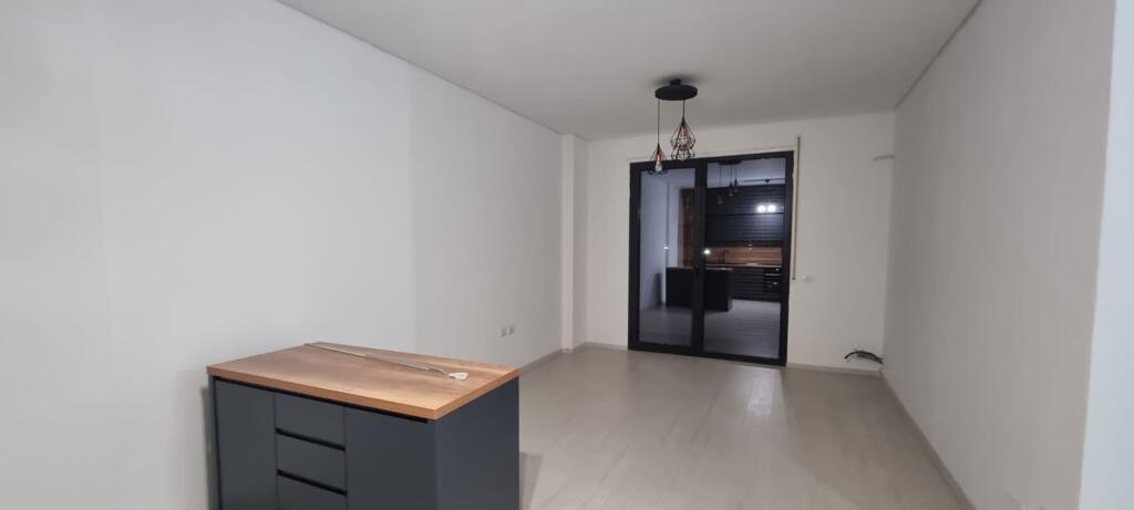 Jepet apartament 2+1+2 perballe Amerikan 3, rr Konferenca e Pezës, pjeserisht i mobiluar.