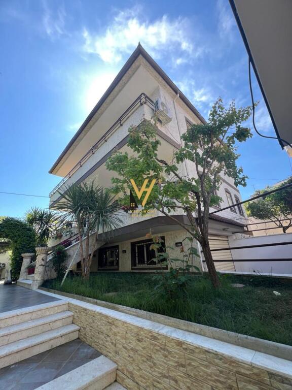 Një vilë 2-katëshe jepet me qera në Selitë për 1,200 euro.