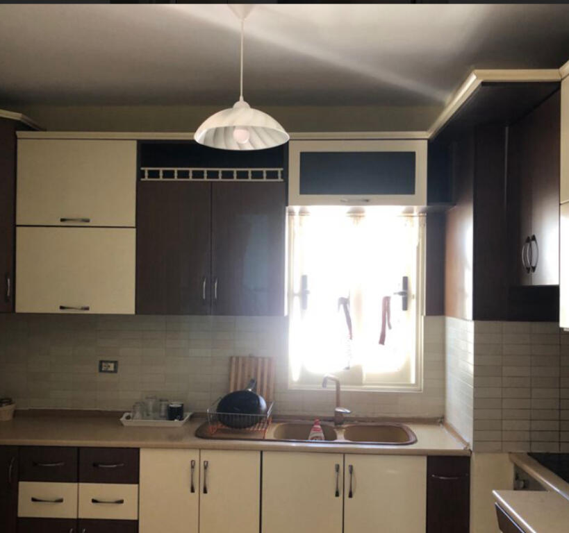 Një apartament 1+1 jepet me qera mbi qendrën Kristal, zona e Selitës.